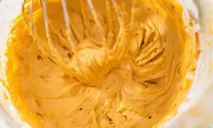 Gładka, kremowa masa z mascarpone, ubijana trzepaczką miksera, gotowa do deseru.