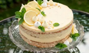 Cytrynowy tort z bezą i miętą, idealny przepis na tort urodzinowy.
