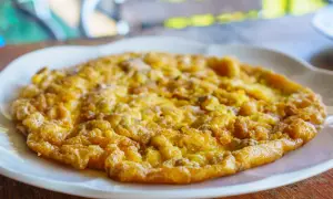 Złocisty omlet na białym talerzu, idealny omlet na kolację.