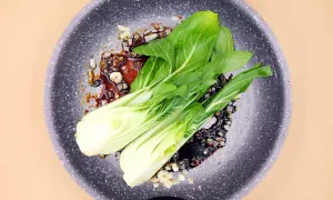 Smażony pak choi z czosnkiem i sosem. Proste i pyszne przepisy na pak choi.