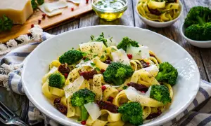 Pyszne dania z brokułem: tagliatelle z zielonymi różyczkami, suszonymi pomidorami i parmezanem.