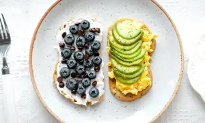 Szybkie śniadanie w 5 minut: tost z kremowym serkiem, borówkami i czekoladą oraz tost z jajecznicą i awokado.