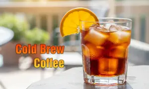 Orzeźwiający cold brew z plasterkiem pomarańczy, idealny na upalny dzień.