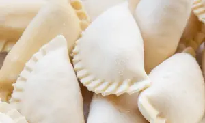 Zamrożone pierogi, gotowe do przechowania. Dowiedz się, jak zamrozić ugotowane pierogi, by cieszyć się nimi później.