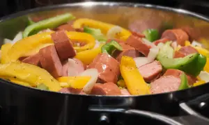 Smażona kiełbasa z papryką i cebulą na patelni. Szybki obiad, idealny do realizacji 1000 pomysłów na obiad w 15 minut.