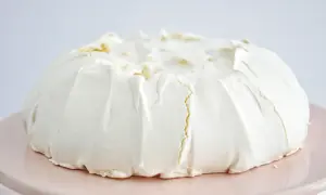 Puszysta beza pavlova z kremem, gotowa do dekoracji owocami.