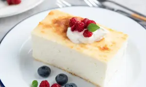 Idealny sernik bez pęknięć! Ten kawałek sernika z malinami i borówkami wygląda pysznie.