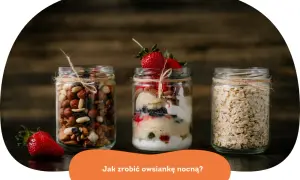 Słoiki z bakaliami, owsianką i gotową nocną owsianką z owocami. Idealne na zdrowy start dnia.