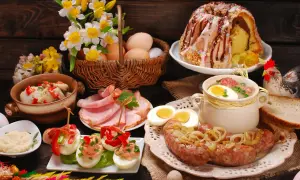 Tradycyjne dania wielkanocne: biała kiełbasa, żurek, jajka faszerowane, wędlina, babka drożdżowa i chrzan.