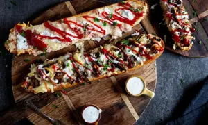 Pyszny domowy fast food: zapiekane bagietki z serem, pieczarkami i sosem. Idealne na szybki posiłek.