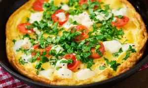 Pyszna frittata z pomidorami i serem, idealna na szybką kolację w 5 minut.