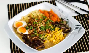 Pyszny tantanmen ramen z jajkiem, kukurydzą, marchewką i grzybami.