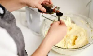 Dodawanie ekstraktu waniliowego do masy na ciasto. Idealny przepis na domowe wypieki.