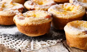 Pyszne babeczki pasteis de nata, idealne na deser. Ten przepis na pasteis de nata jest prosty i szybki.