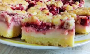 Pyszne ciasto z budyniem i wiśniami, posypane kruszonką. Idealne na deser.