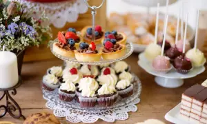 Słodkie przekąski na imprezę: babeczki, tartaletki z owocami, cake pops i ciasto.