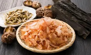 Suszone rybki, grzyby shiitake i wodorosty kombu – składniki bogate w smak umami, tworzące bazę dla wywarów.