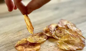 Chrupiące chipsy z batata, doprawione, gotowe do schrupania.