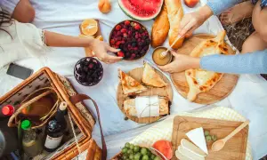 Co na piknik? Pyszne owoce, pieczywo, sery, kanapki i miód. Idealne jedzenie na wspólne chwile na łonie natury.