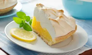 Kawałek cytrynowej tarty z puszystą bezą. Aby beza nie zmiękła od kremu, warto ją dobrze upiec i szybko podać.