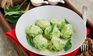 Pyszne kluseczki ze szpinakiem, posypane parmezanem. Idealny szpinak przepis na obiad.