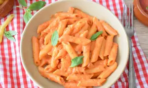 Penne w kremowym sosie pomidorowym, idealne do przygotowania według prostego makaron włoski przepis.