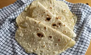 Świeżo upieczone tortille, idealne do wrapów. Dowiedz się, jak zrobić tortille w domu!
