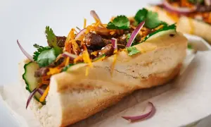 Pyszny banh mi przepis: bagietka z wołowiną, ogórkiem, marchewką, kolendrą i czerwoną cebulą.