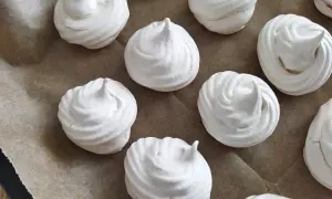 Gotowe do pieczenia bezy, idealne na deser. Prosty beza przepis, który każdy może wykonać.