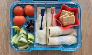 Kolorowe kanapki dla dzieci w pudełku: naleśniki z czekoladą, kiwi, pomidorki i ciasteczka.