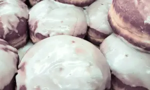 Pączki z lukrem ze zwykłego cukru, gotowe do jedzenia.