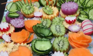 Proste dekoracje z warzyw: kwiaty z marchewki, kiwi, ogórka, rzodkiewki i cebuli.