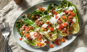 Grillowana sałata rzymska z pomidorkami, bekonem i parmezanem. Idealne na letnie sałatki, oto proste sałata rzymska przepisy.