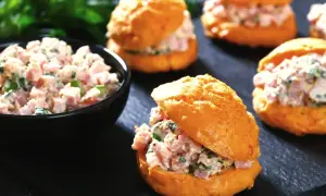 Pyszne, małe kanapki do pracy z pastą jajeczną i szynką, idealne na szybki lunch.