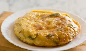 Złocista tortilla z ziemniakami i papryką, idealna na śniadanie bez pieczywa.