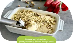Domowe lody pistacjowe w białej misce, posypane orzechami. Obok czerwone tulipany i gałka lodów na łyżce.