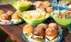 Mini burgery i chipsy na stole – idealne przekąski na szybko dla gości.