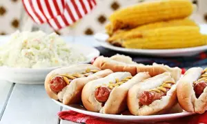 Pyszne hot dogi z musztardą, surówka coleslaw i kukurydza. Idealny przepis na letnie grillowanie!