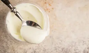 Gęsty, kremowy skyr na łyżce. Różni się od jogurtu grubszą konsystencją i większą ilością białka.