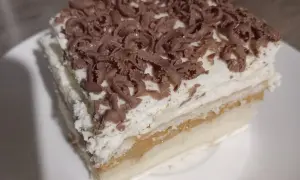Pyszne ciasto toffi bez pieczenia, z kremem i czekoladowymi wiórkami. Idealne na deser!