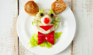 Uśmiechnięta buzia z kotlecików i purée, ozdobiona warzywami. Idealne zdrowe przekąski dla dzieci, które zachęcą do jedzenia.