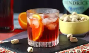 Klasyczny Negroni z pomarańczą i lodem, idealny do delektowania się. Poznaj nasz negroni przepis!
