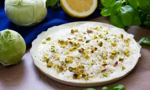 Delikatne carpaccio z kalarepy, posypane pistacjami i parmezanem, z dodatkiem świeżej bazylii i cytryny.