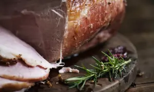 Soczysta szynka wędzona, idealna na rodzinny obiad. Poznaj sekret, jak wędzić szynkę żeby była soczysta i aromatyczna.