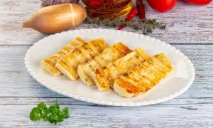 Grillowany ser halloumi na talerzu, idealny jako dodatek do sałatek, warzyw z grilla lub jako samodzielna przekąska.