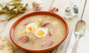 Żurek z jajkiem i kiełbasą, z dodatkiem majeranku i czosnku. Idealne przyprawy do żurku podkreślają jego smak.