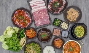 Bogactwo smaków kuchni koreańskiej: surowe i marynowane mięso, kimchi, sałatki, ryż i zupy.