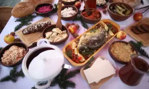 Wielkanocny stół pełen tradycyjnych potraw: ryba, pierogi, kapusta, chleb i surówki. Inspiracje na przepisy na wielkanoc.