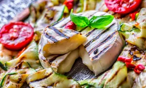 Grillowany ser camembert z cukinią i pomidorami. Idealne co na grilla oprócz mięsa, z dodatkiem świeżej bazylii.