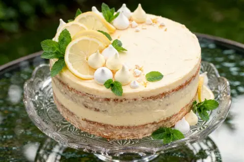 Cytrynowy tort z bezą i miętą, idealny przepis na tort urodzinowy.